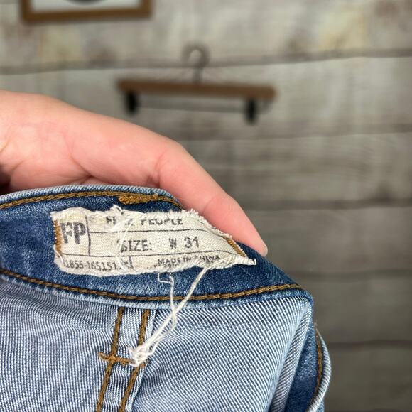 Free People medium wash mom jeans sz 31 W - Picture 3 of 3